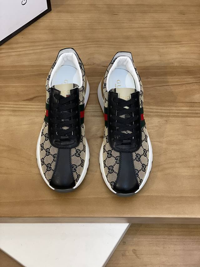 售 价: 商品商标：Gucci * 古奇* 低帮运动鞋 正码码数: 38-44 可订做45 商品材料：鞋面进口牛皮拼接原版布料，羊皮内里，原版大底。 编 号：8